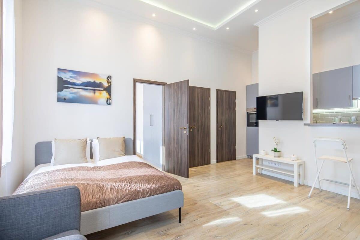 Ultra - New - Quiet Sleep Апартаменти *